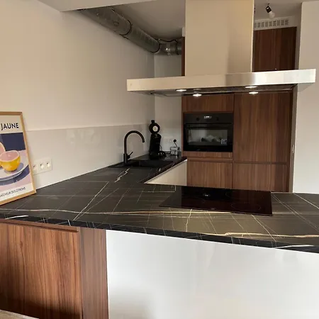Cozy 1-bedroom Near The In T59